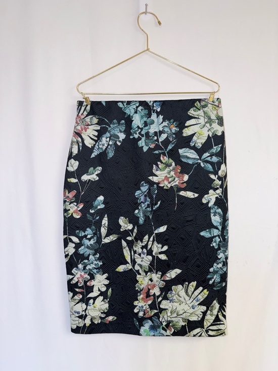 Mario Serrani Dresses & Skirts - Mario Serrani Navy Floral Pencil Skirt with Multicolor Blooms 💝